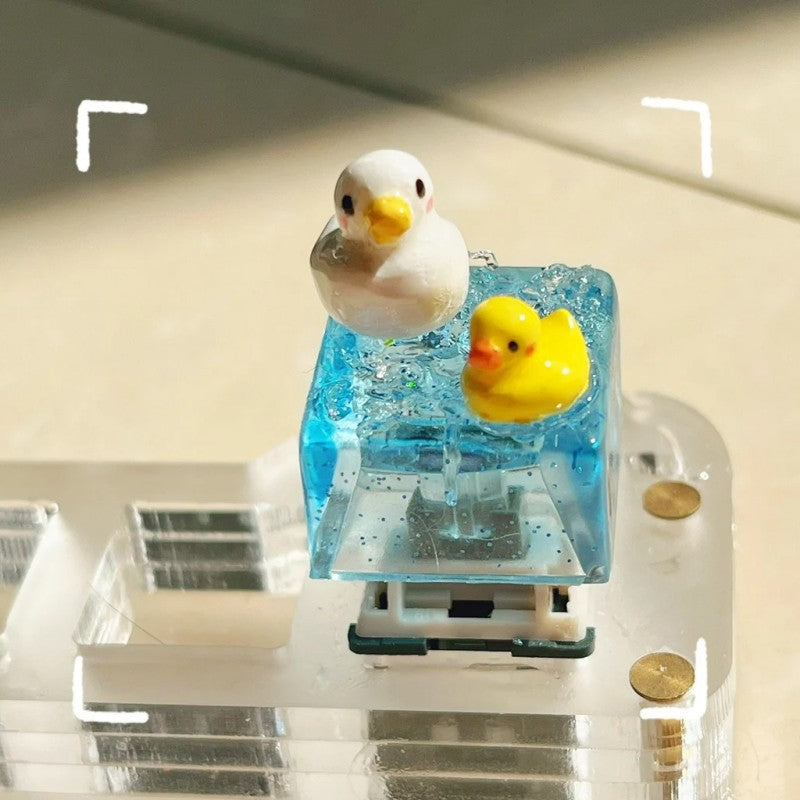Swimming Duck Together – Handgemaakte 1u Keycap (Epoxy Clay)