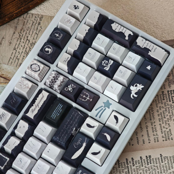 Black White & Gray Gothic Keycaps met Magnetische Case