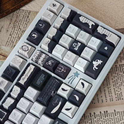 Black White & Gray Gothic Keycaps met Magnetische Case