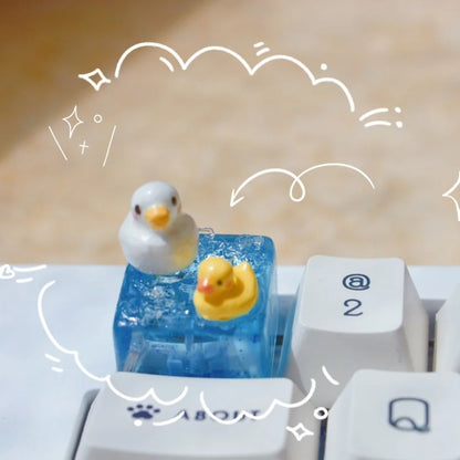 Swimming Duck Together – Handgemaakte 1u Keycap (Epoxy Clay)